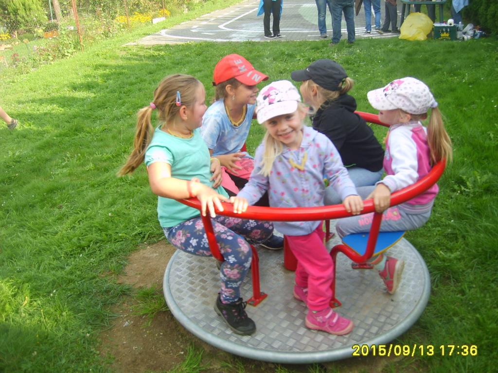 Pohádkový les 2015 - Pohádkové postavičky baví děti